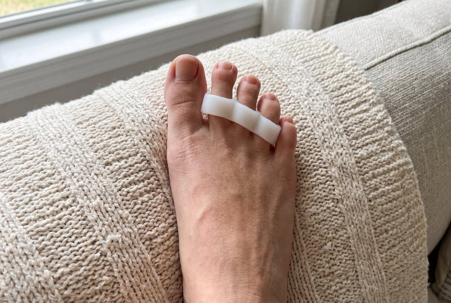 Hammer toe corrector on the three middle toes, the big toe free