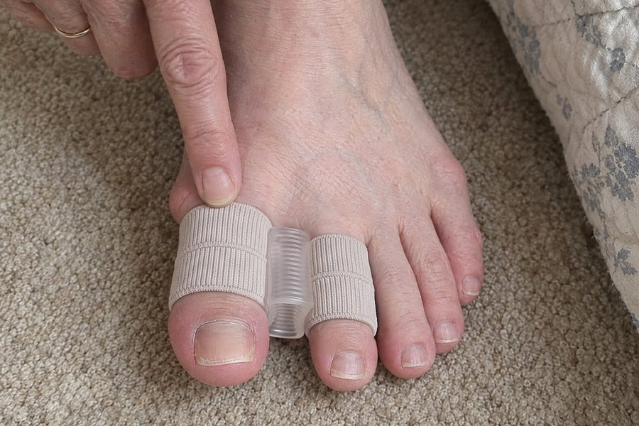Adjusting Askelo on the big toe while sitting on the edge of the bed